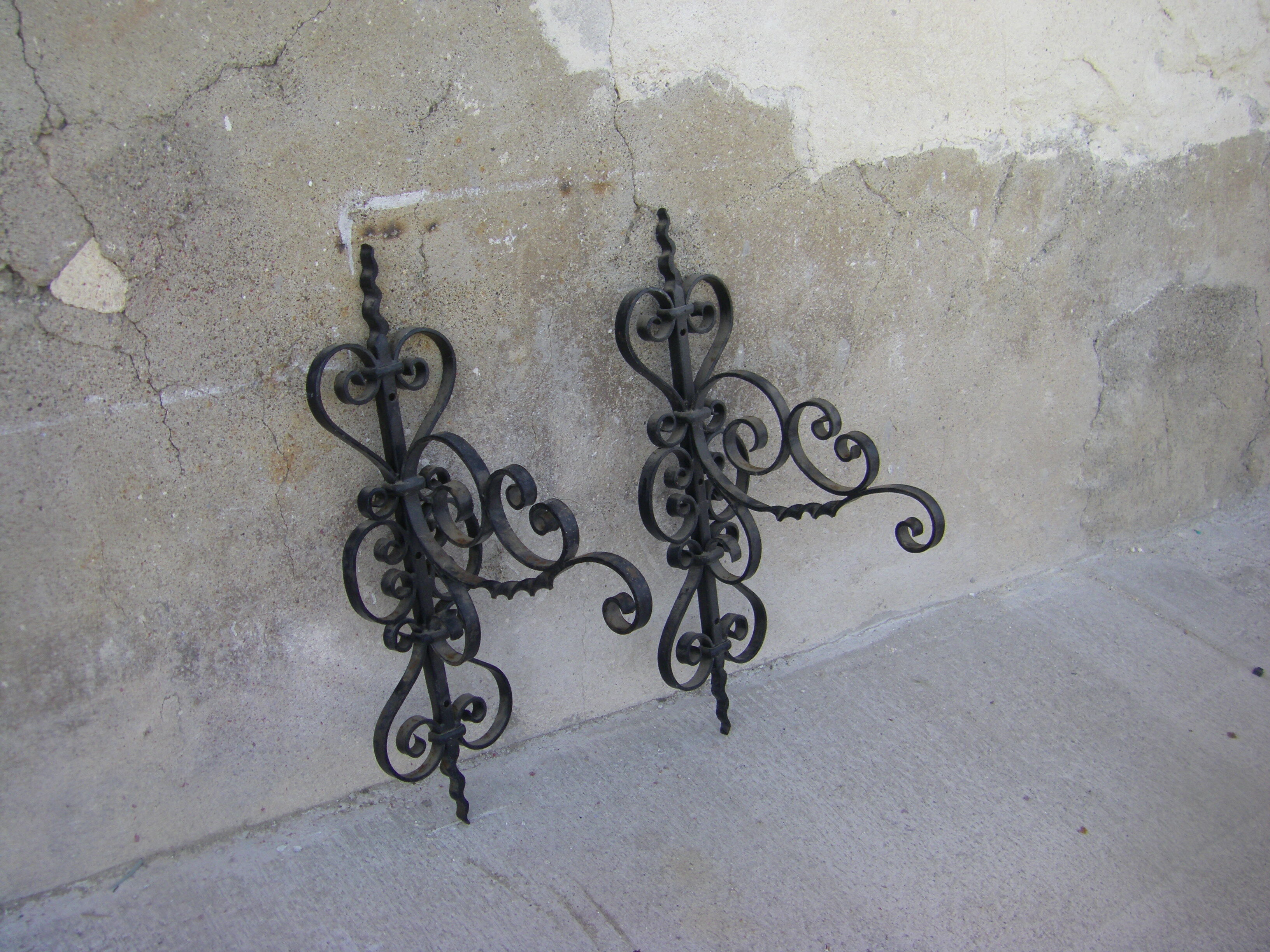 Paire de potences de lanterne de jardin en fer forgé
