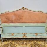 Lit style Louis XV en bois laqué et doré