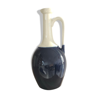 Carafe en céramique bleue et blanche