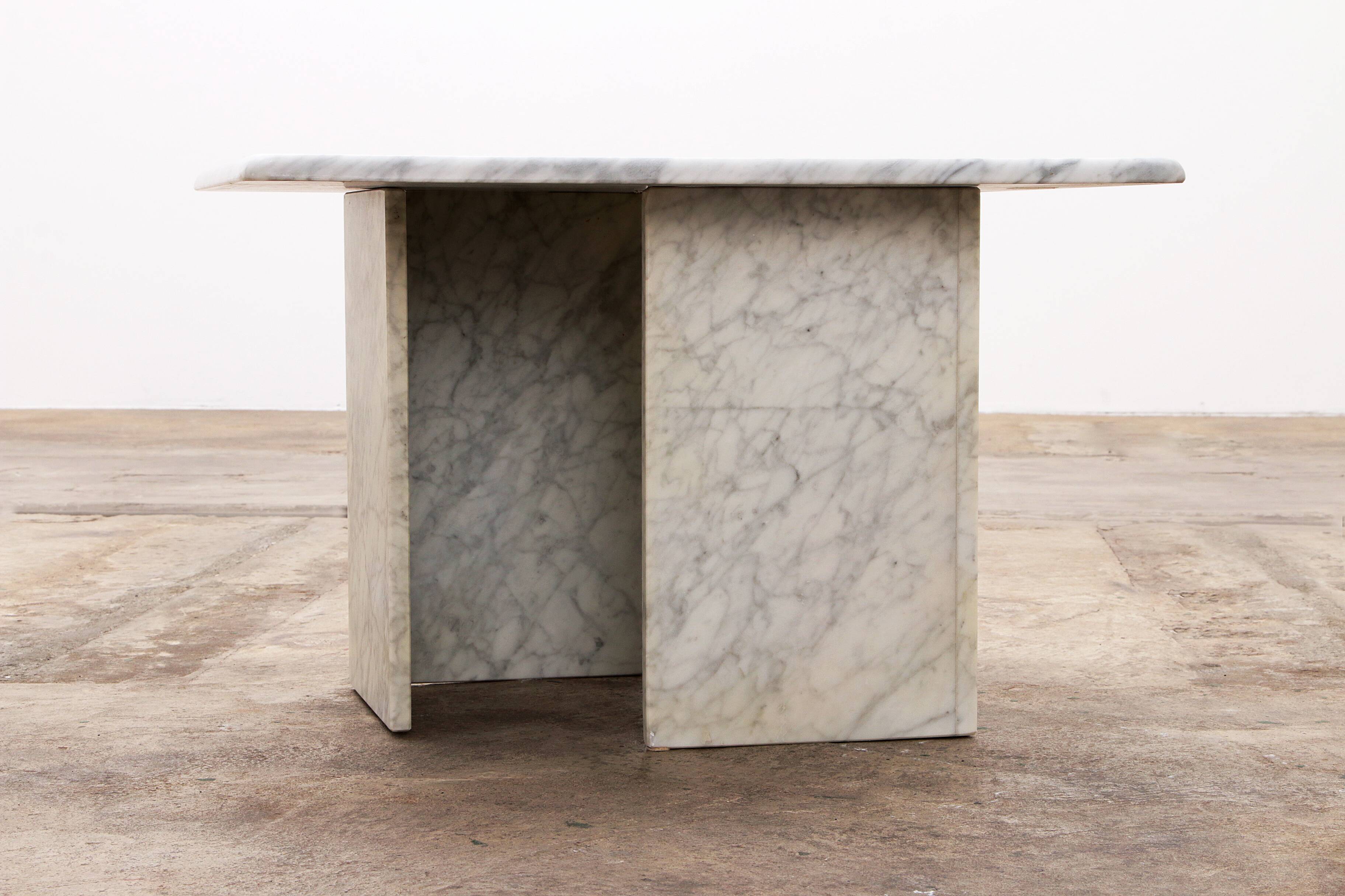 Italian Marble coffee table, timeless design from the 1970s