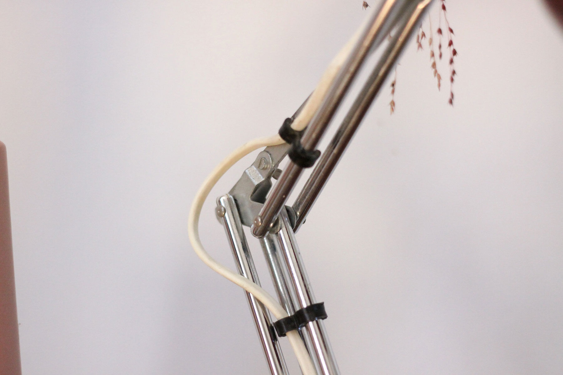 Articulated desk lamp