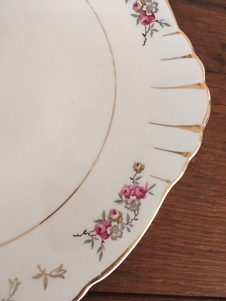 Serving dish with a light border