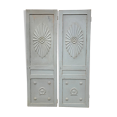 Double porte avec motifs en bois