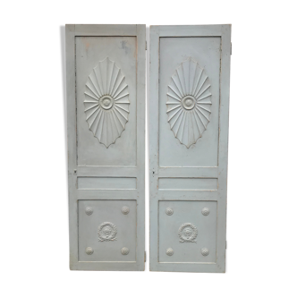 Double door with wooden patterns