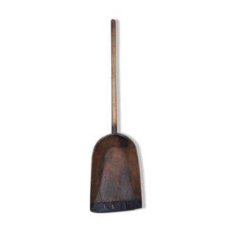 Grain shovel