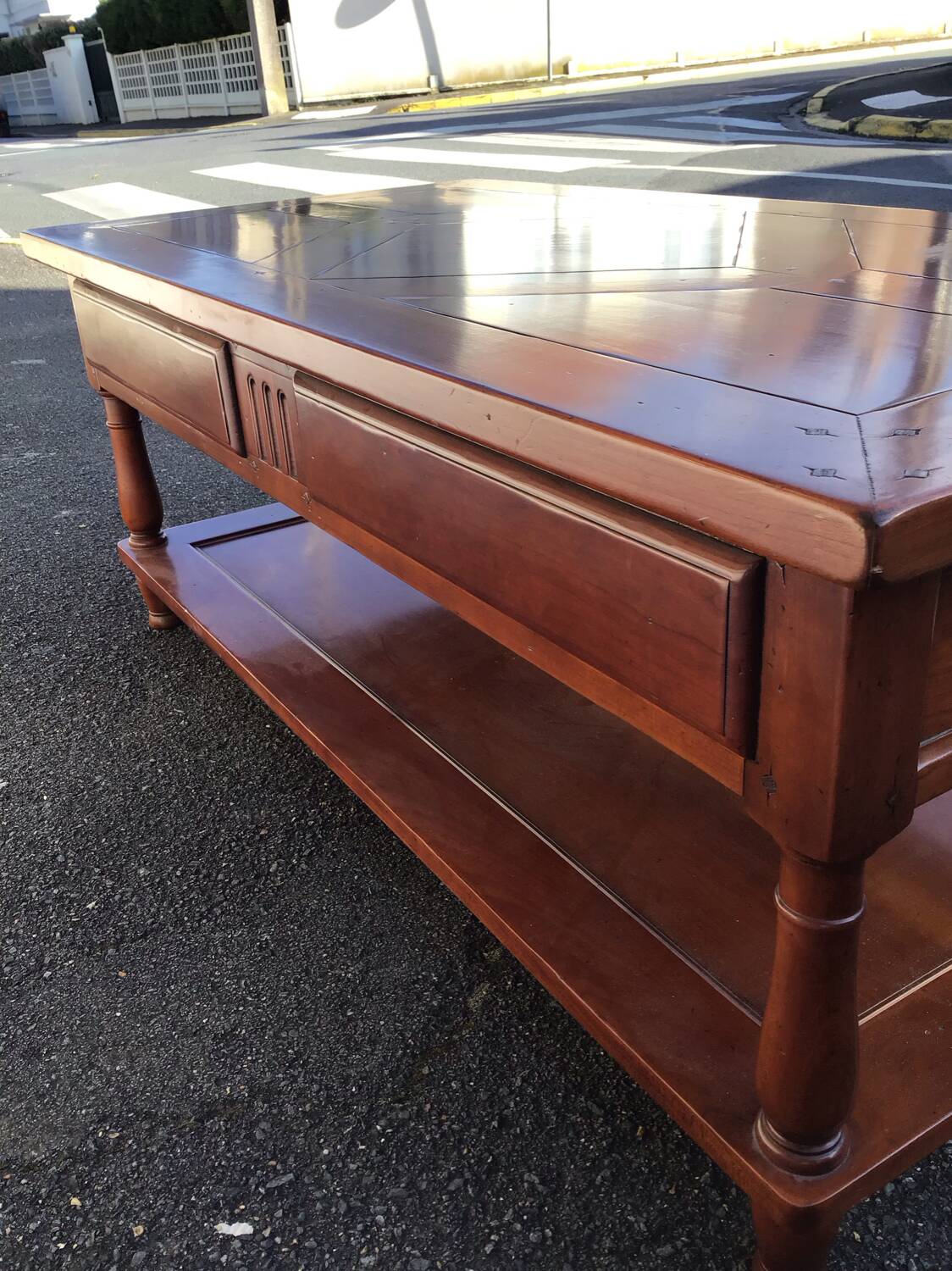 Coffee table with 2 drawers
