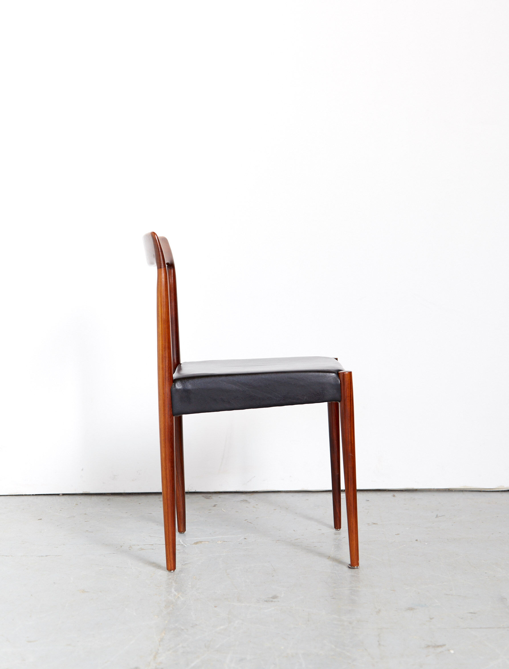 Chaises à manger du milieu du siècle de Bke