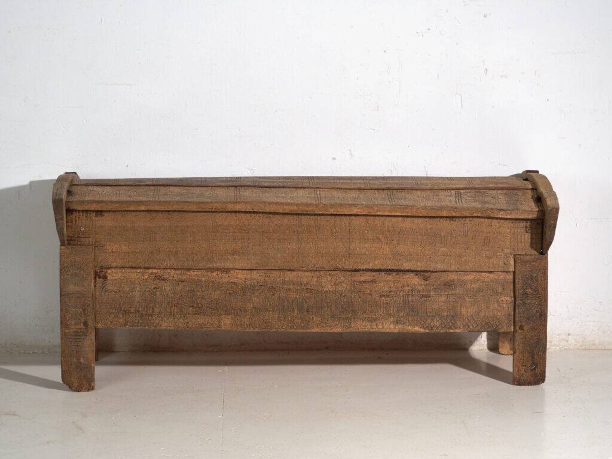 Coffre primitif ancien en bois – Transylvanie, vers 1850