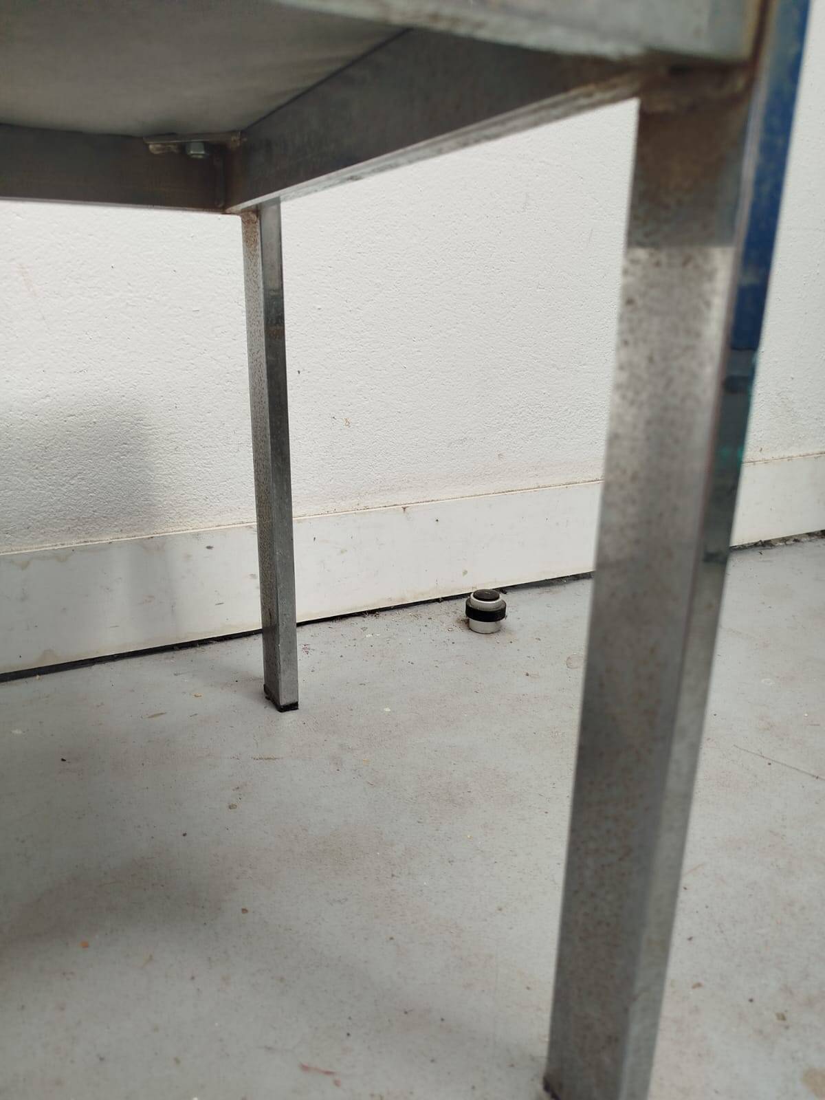 Pair of vintage chrome metal & brown imitation leather chairs (70s)