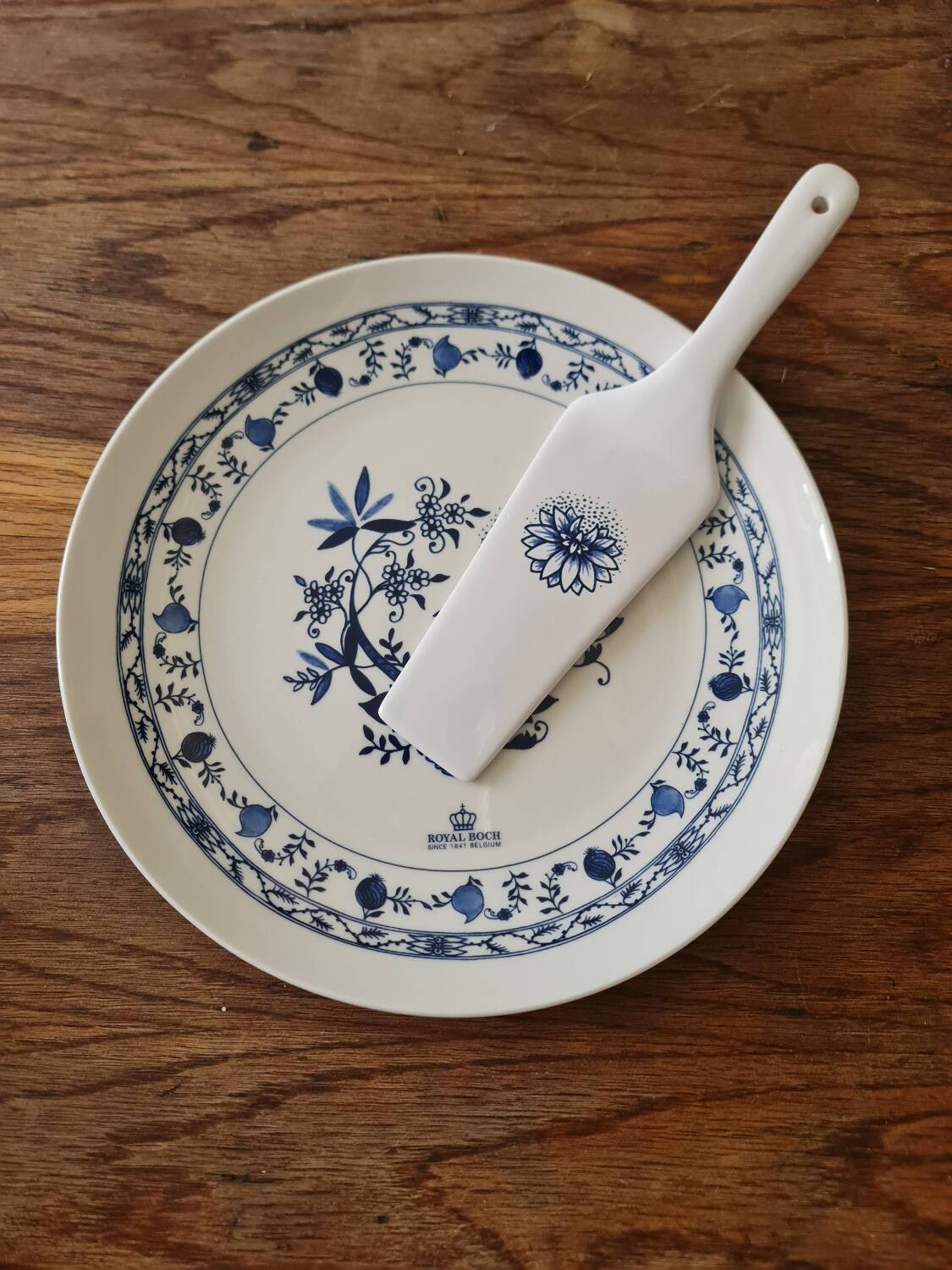 Serving dish with its shovel