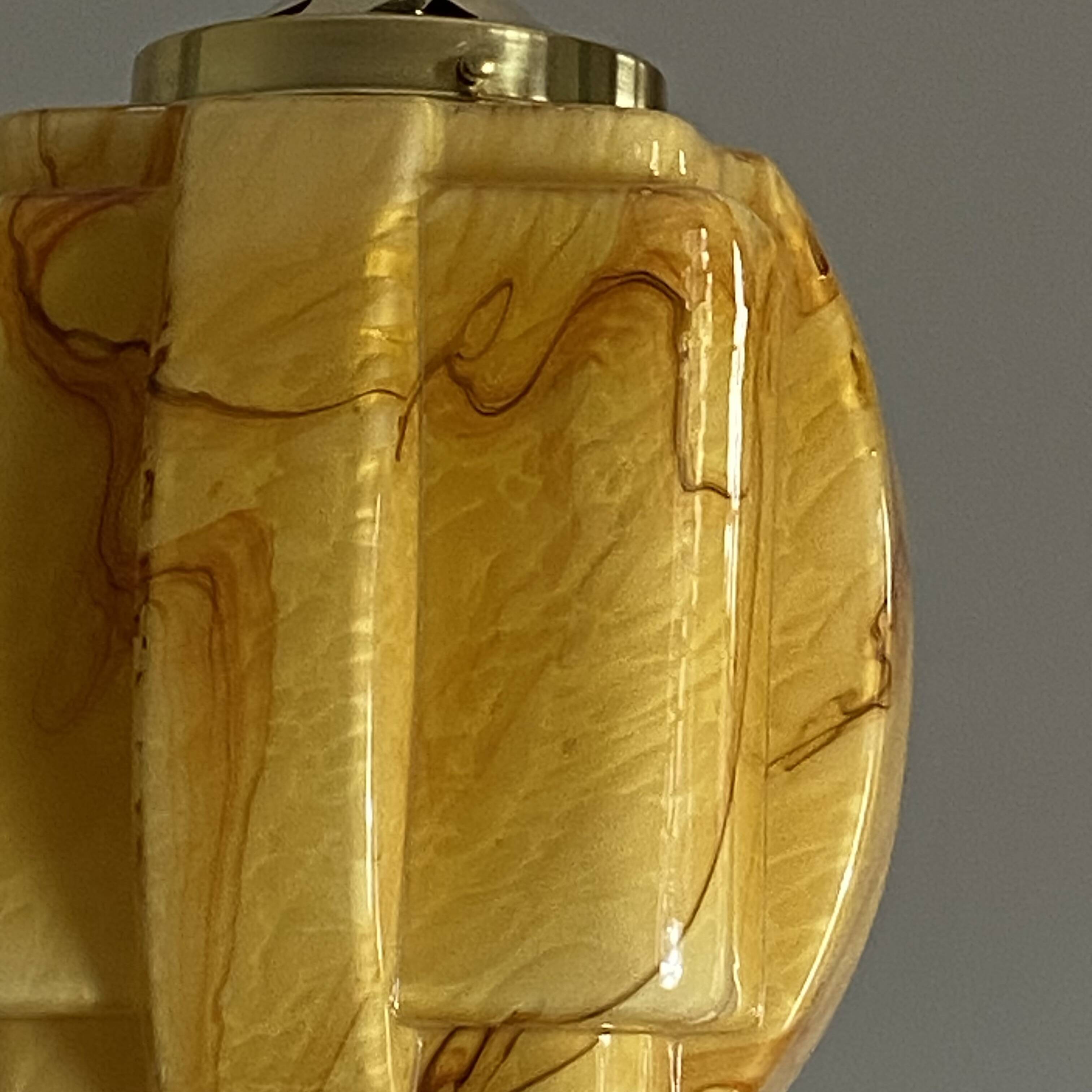 Suspension lustre Art Deco skyscraper in marbled yellow and gold opaline.