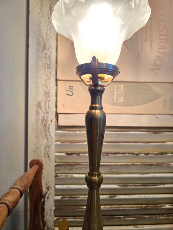 Lampe pied en laiton et tulipe Art déco style griffe