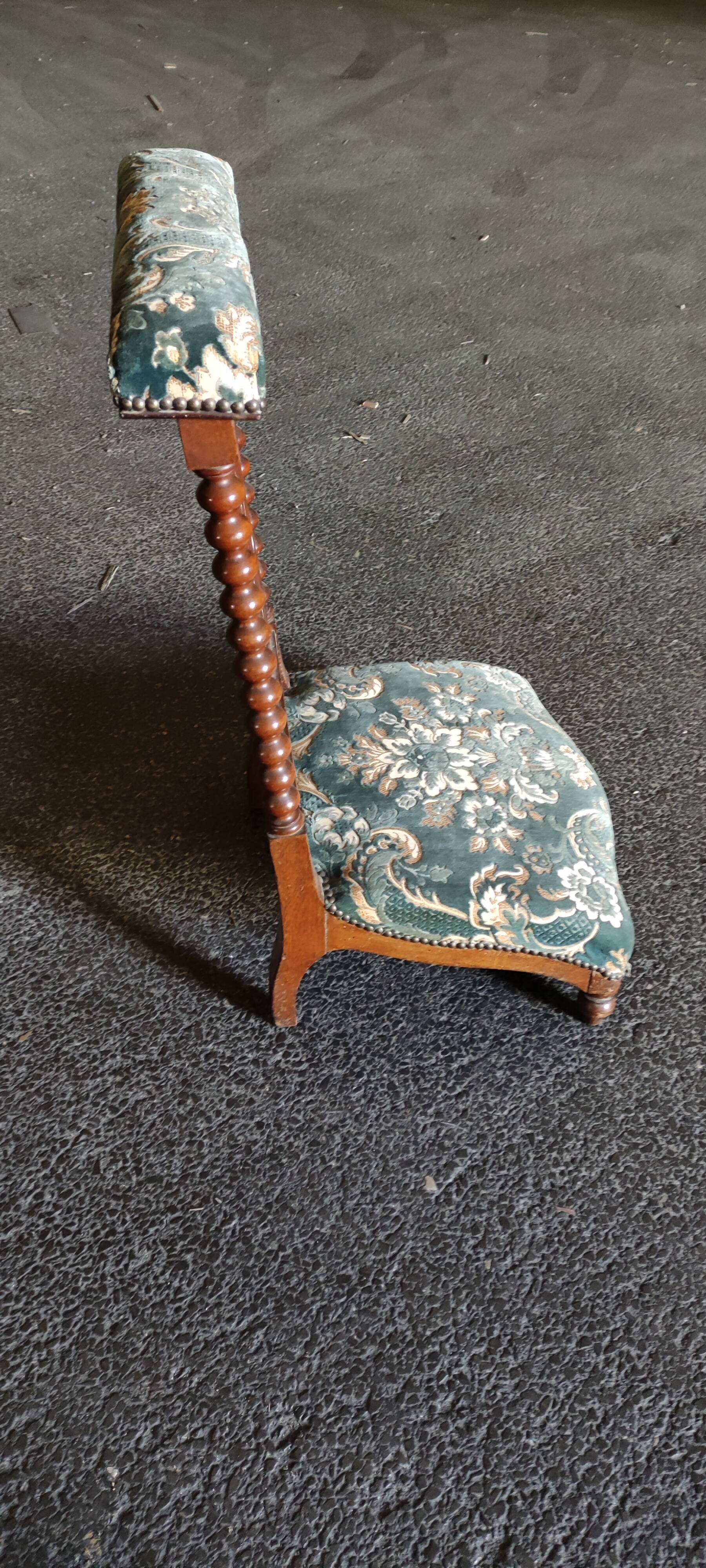 Pray to god in walnut from the 19th century and these foot rests.