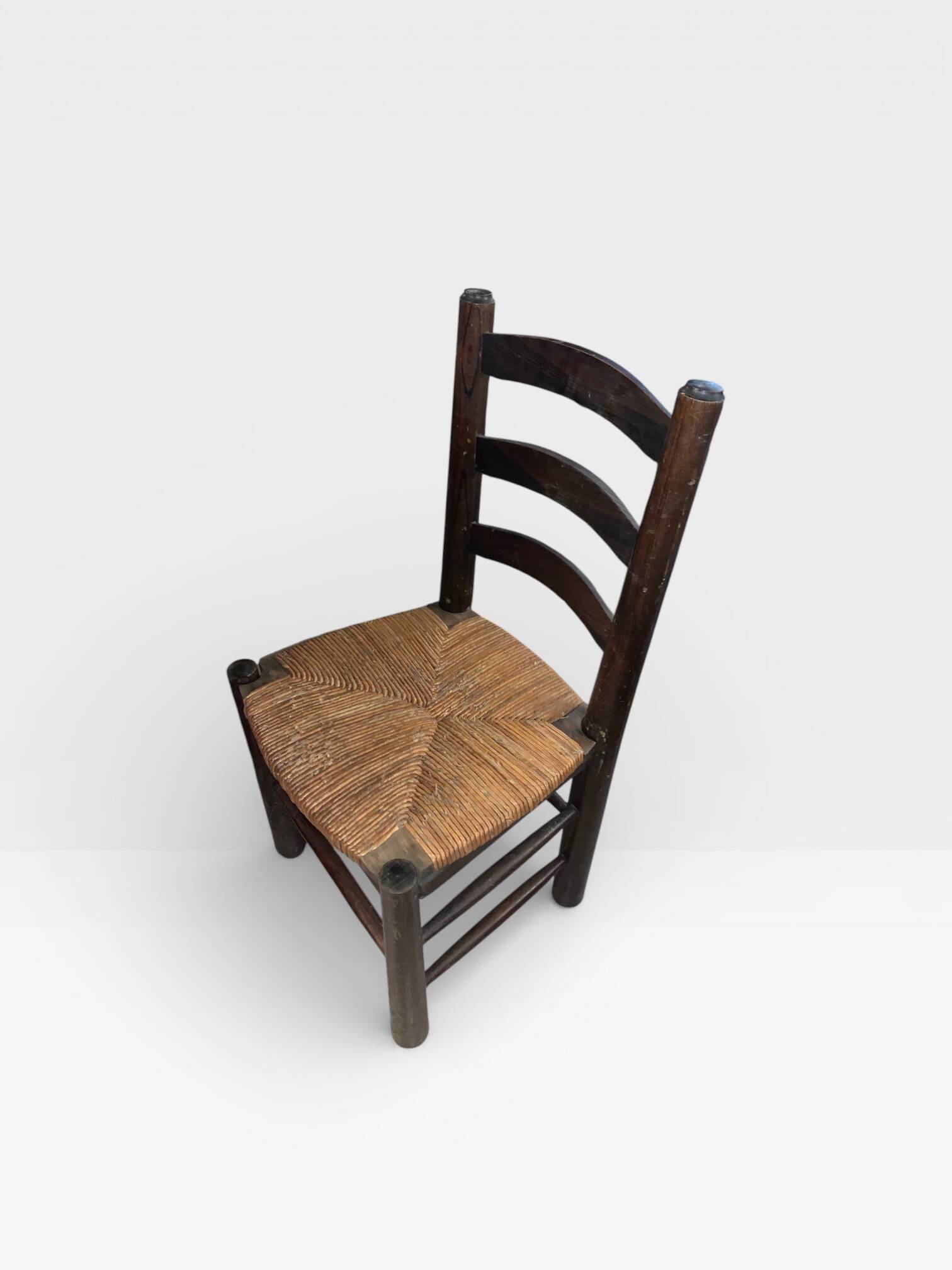 Antique wooden and straw chair – Country / Rustic style