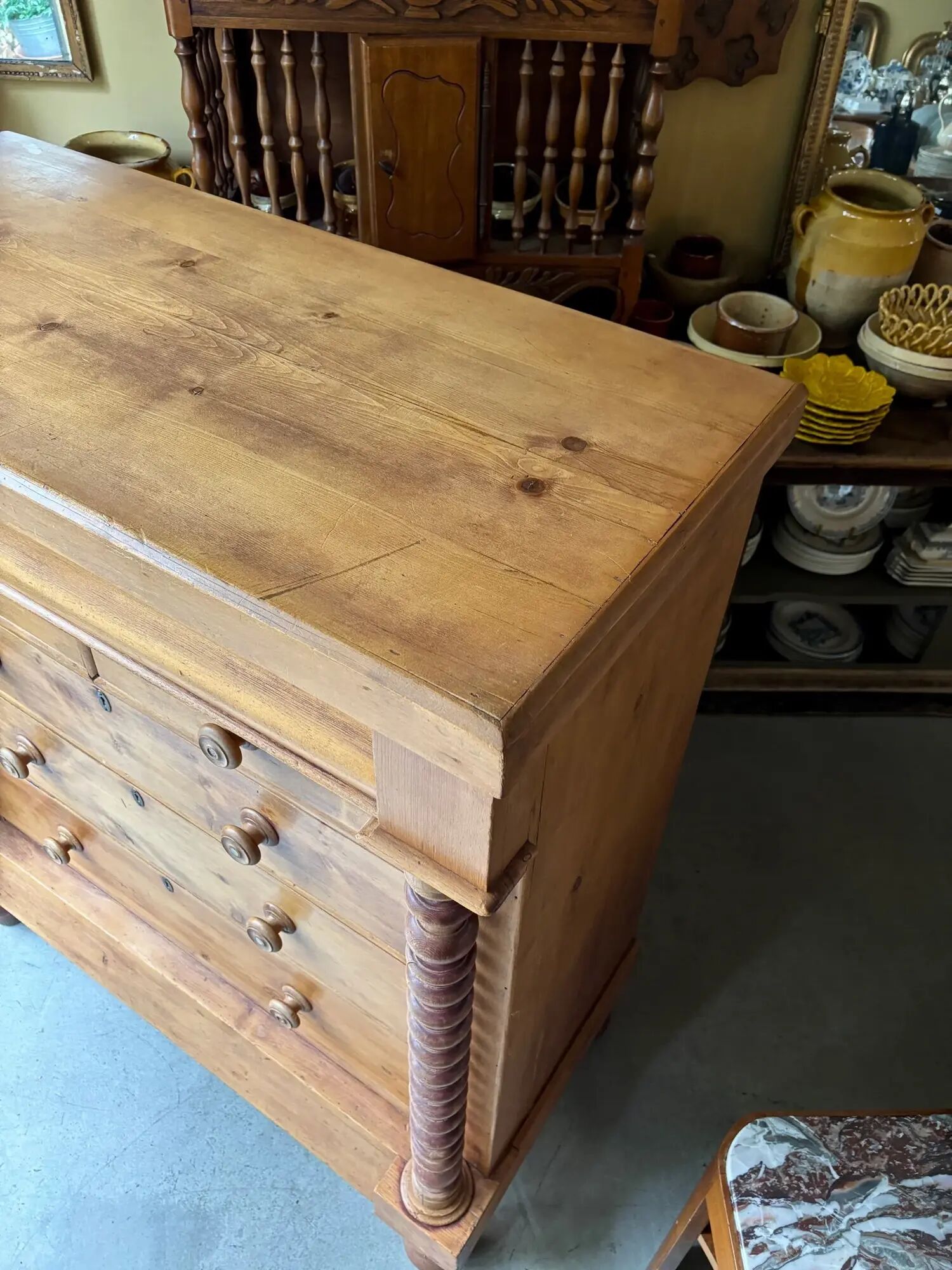 Support furniture, 6-drawer chest in turned pitch pine.