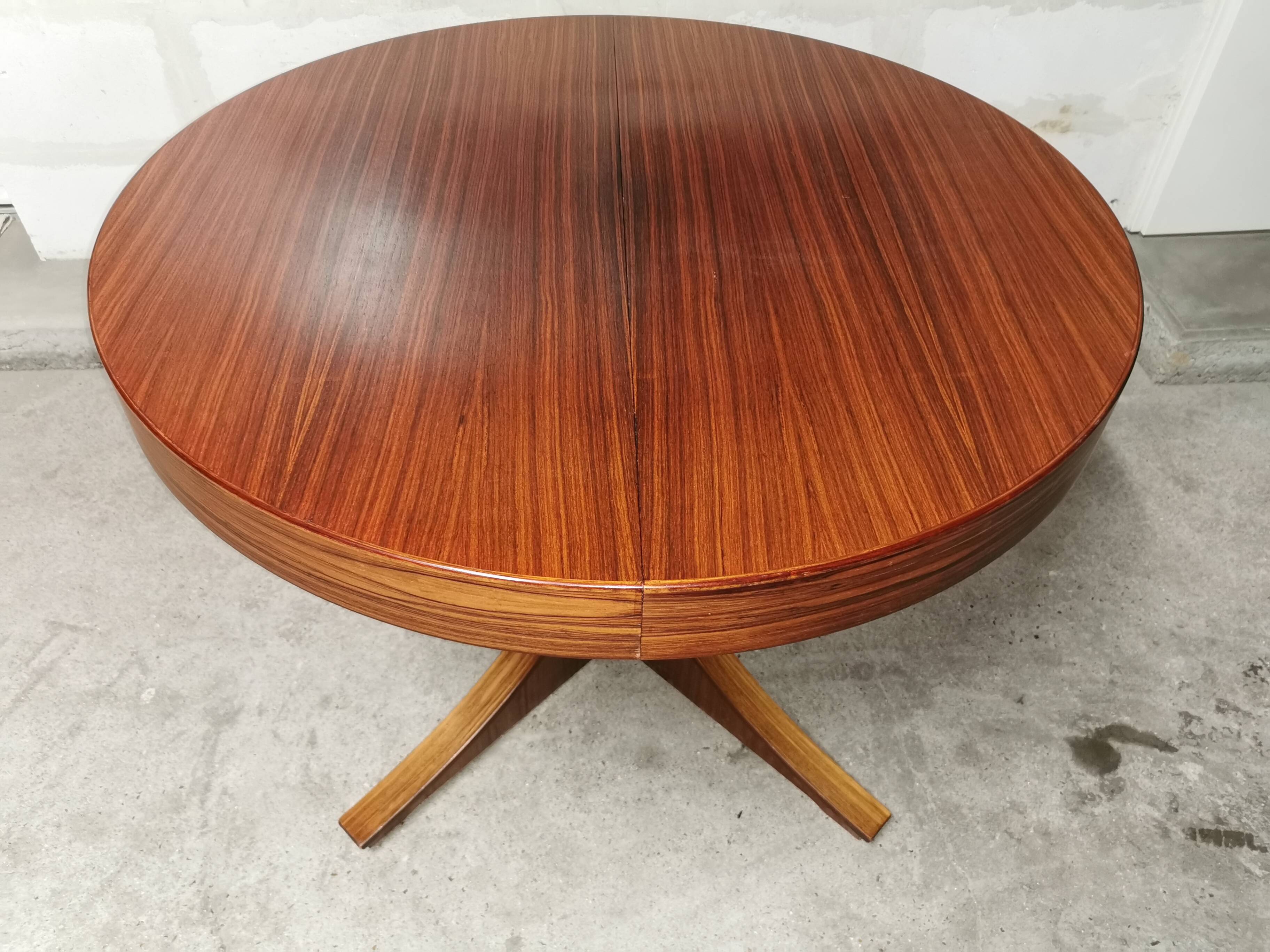Rosewood extendable round table by Luigi Bartolini. vintage dining room 1960/70
