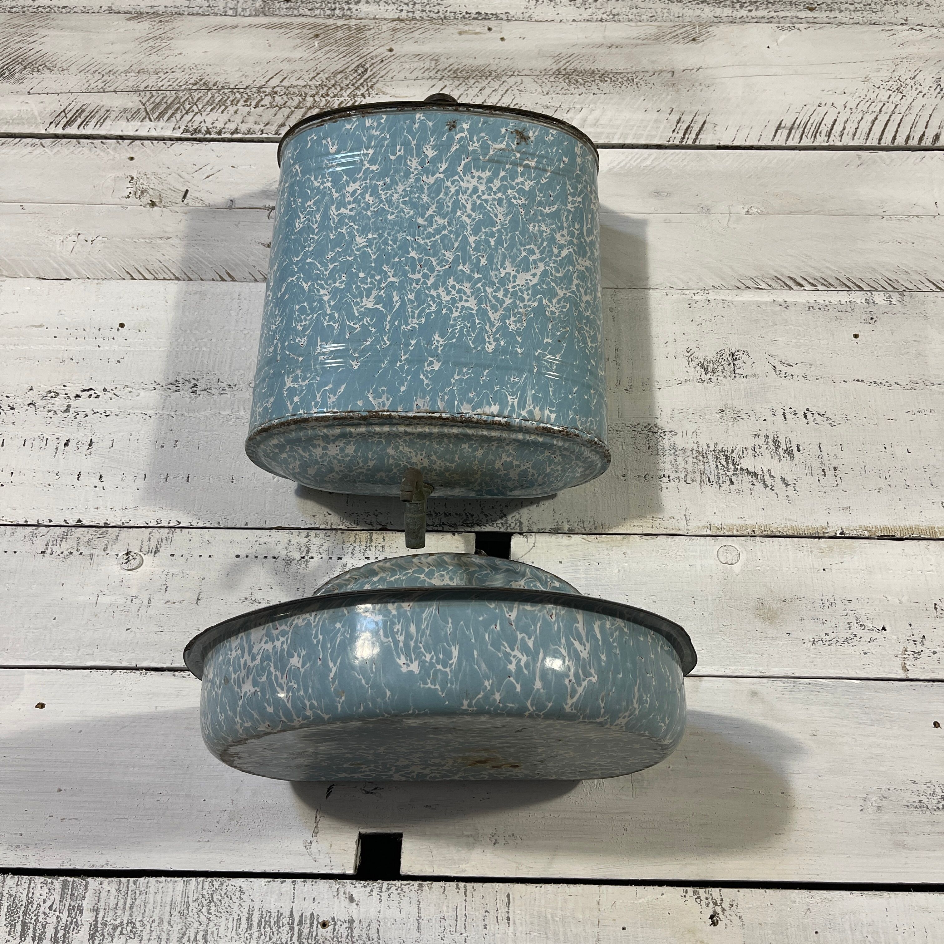 Fountain with washbasin