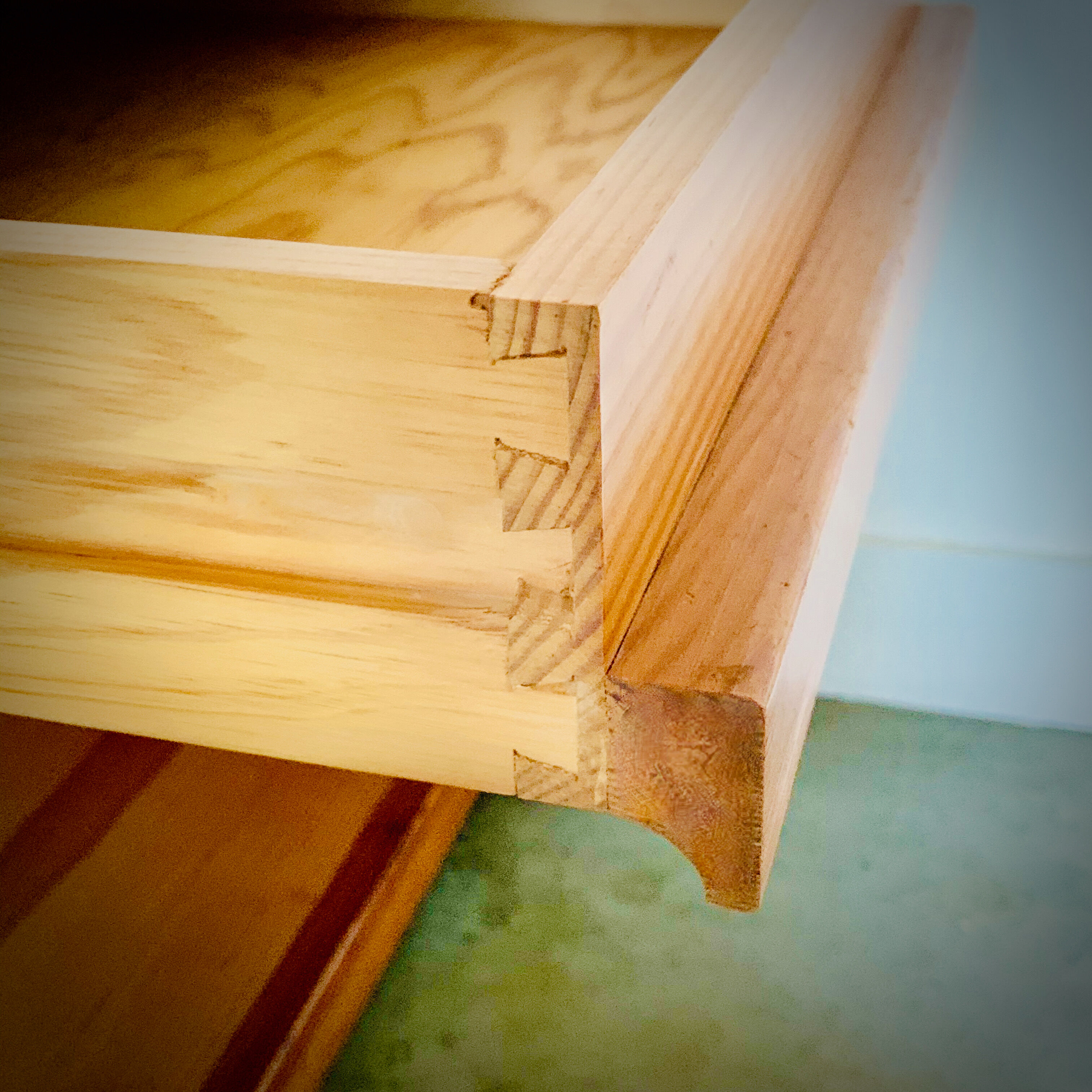 Table de chevet avec tiroir en pin blond massif vernis 1970