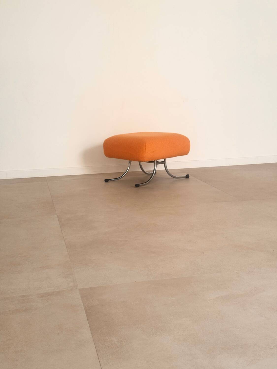 Vintage orange pouf 1970