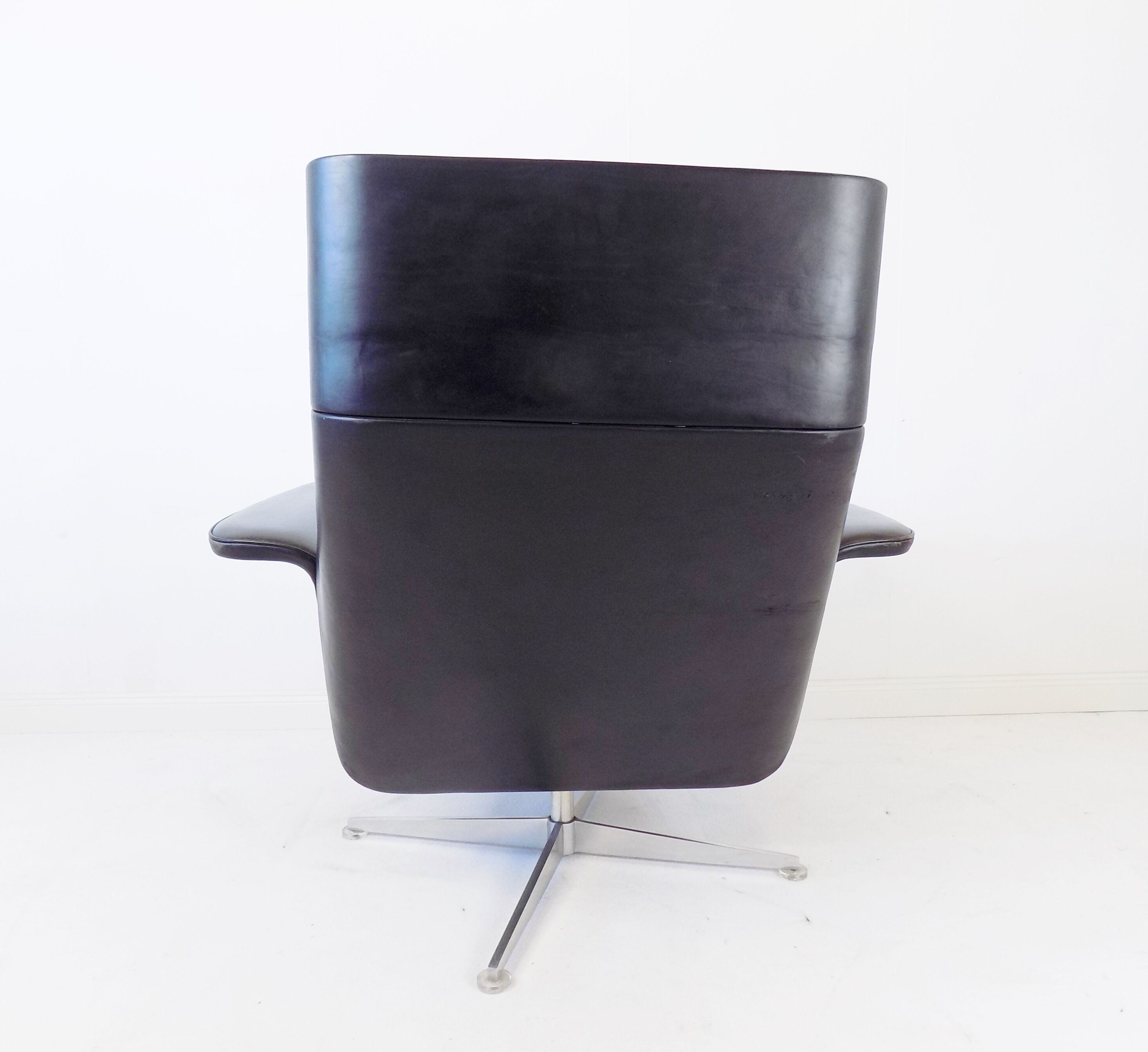 Fauteuil Kaufeld Siesta 62 en cuir noir par Jacques Brule
