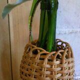 Bouteille dans une vannerie de rotin années 50