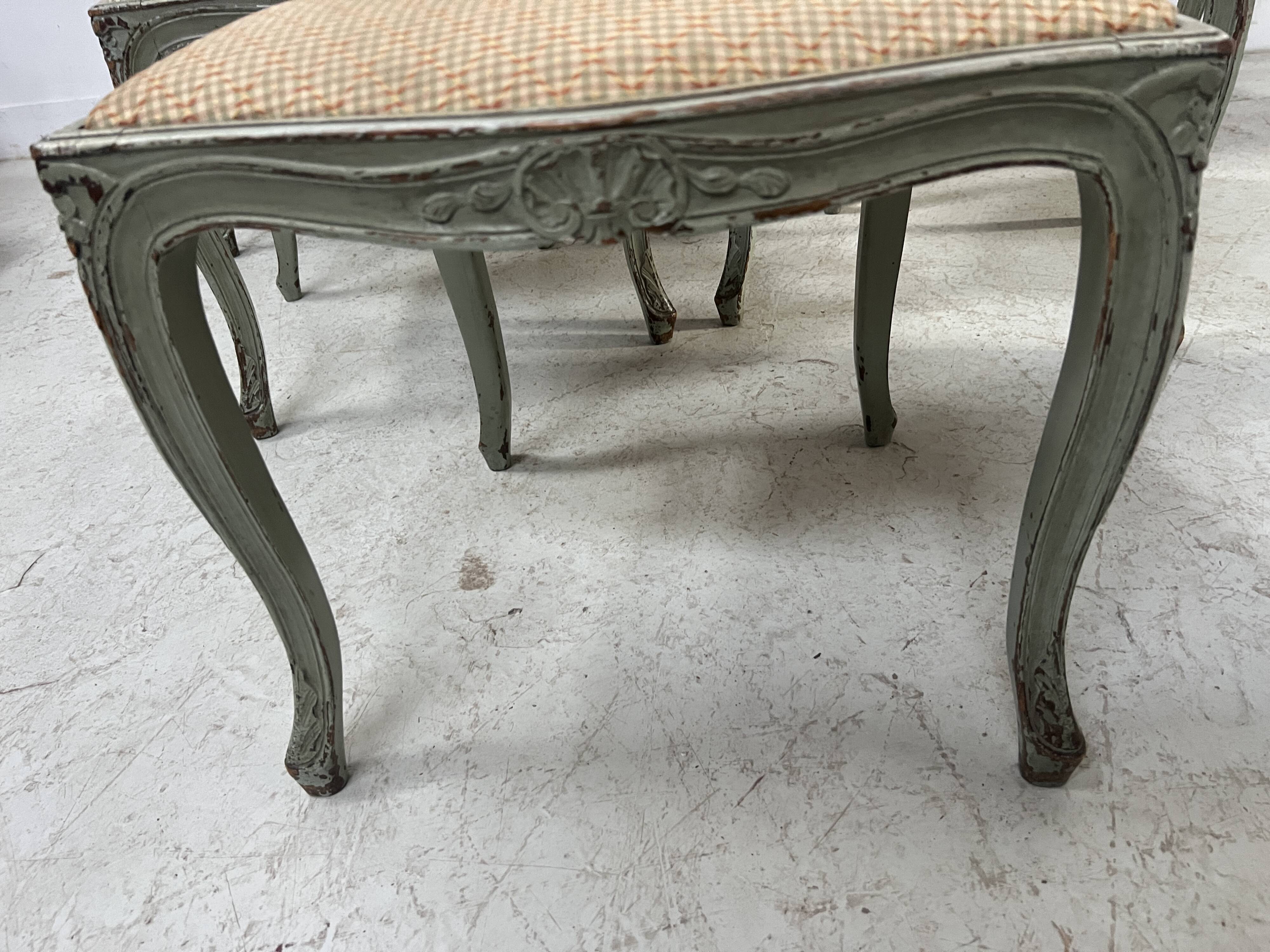 Suite de six chaises de style Louis XV en hetre laqué XX siècle