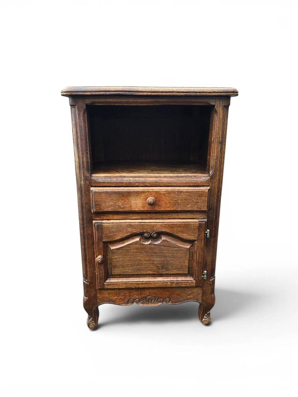 Petit meuble d’appoint en chêne sculpté style Louis XV
