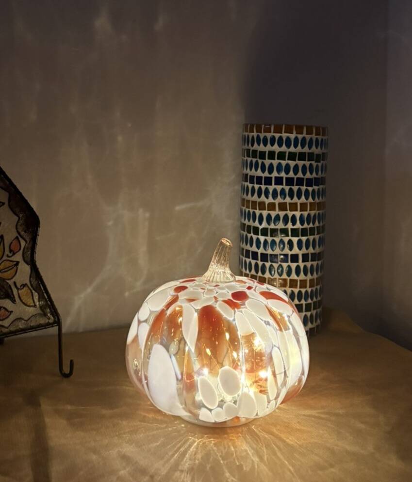 Lampe citrouille en verre mosaïque orange et blanche