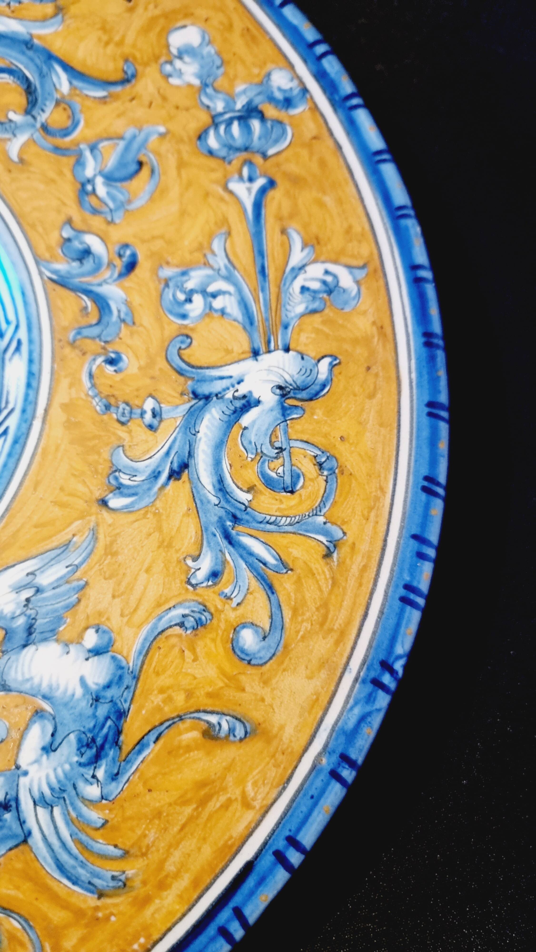 Large grotesque plate (Urbino/Castelli style), made in Italy, pei