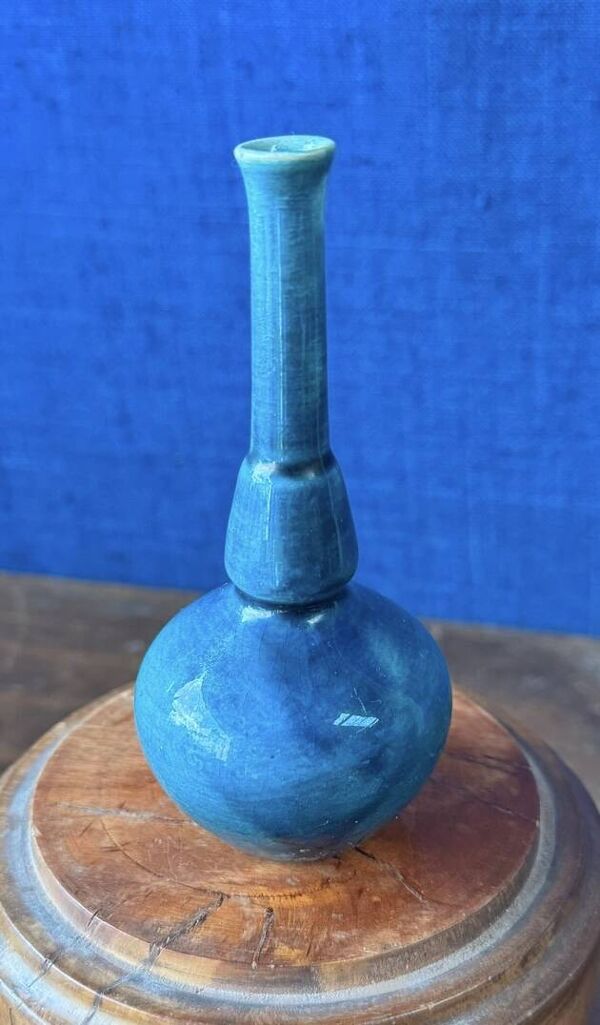 Petit vase soliflore en terre cuite vernissée. milieu XXe