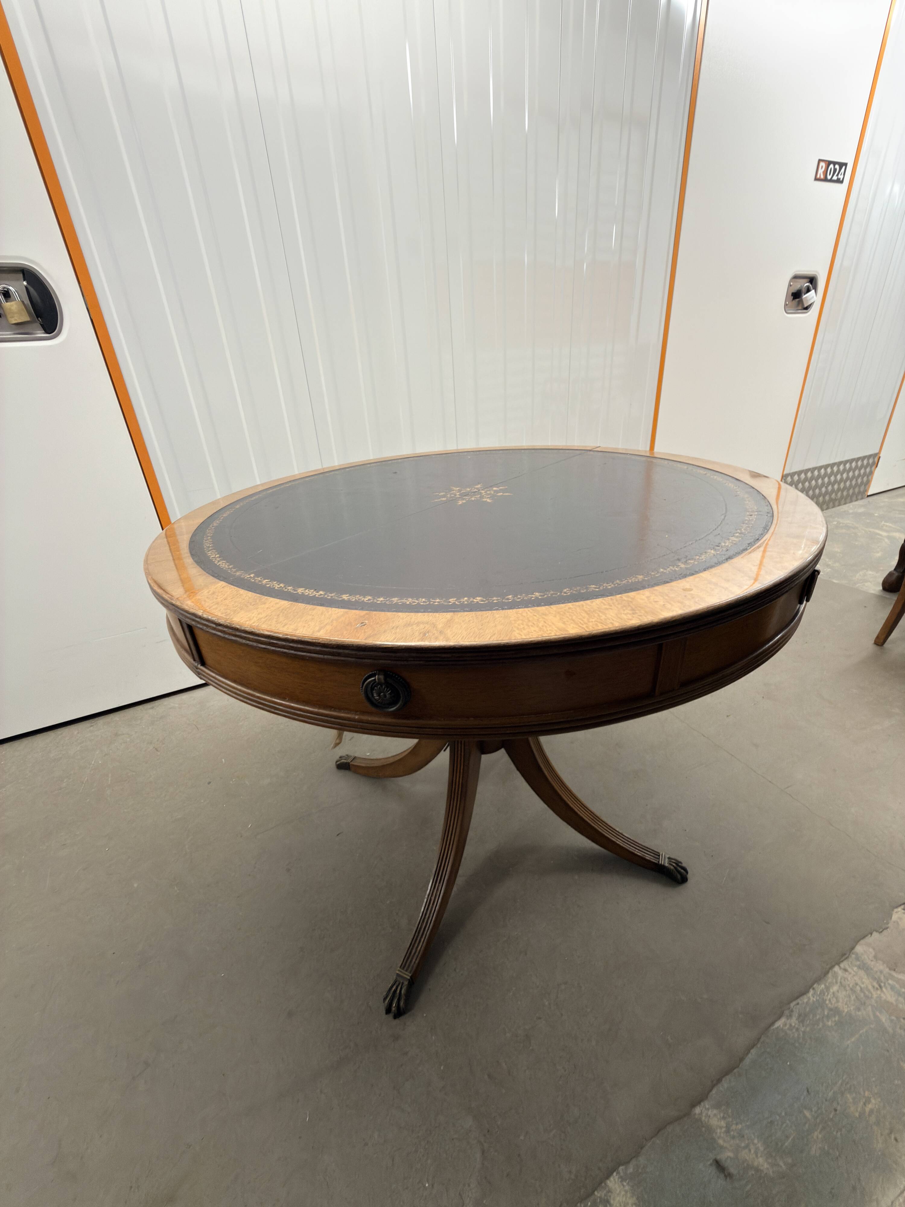 round dining room table