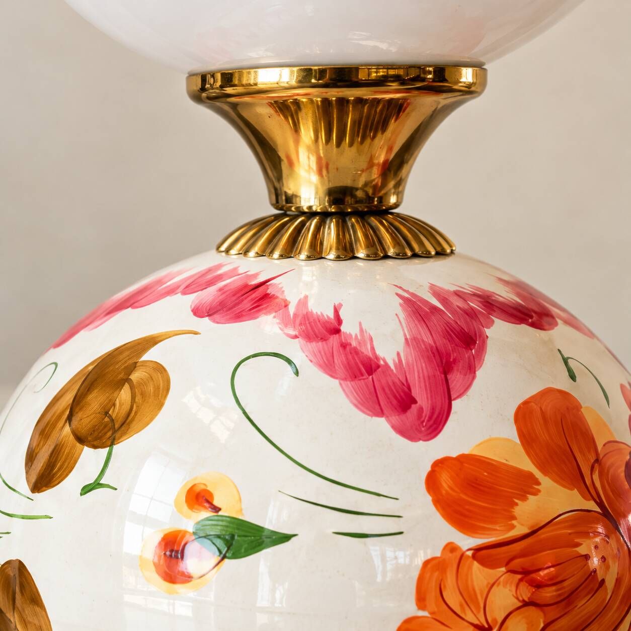 Cassandre — Table lamp in white opal, floral ceramic and brass
