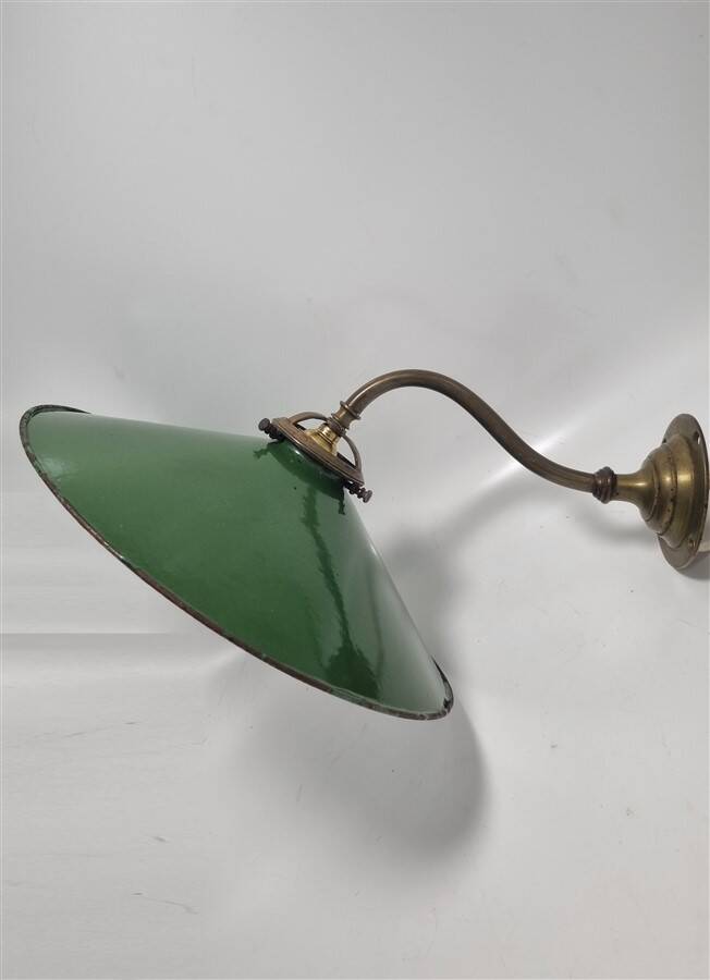Wall light in enamelled sheet metal