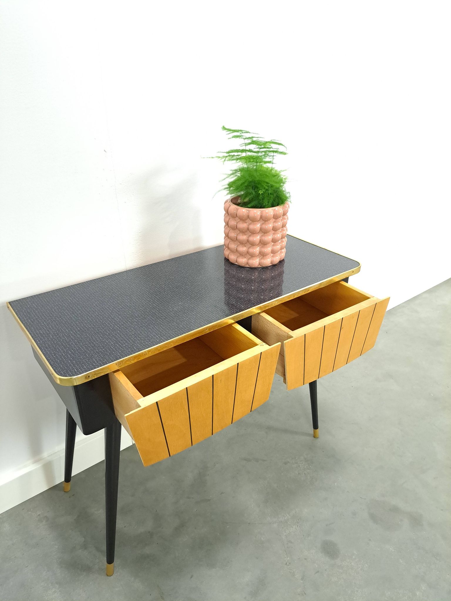Kastje met formica blad, houten lades en goudkleurige details