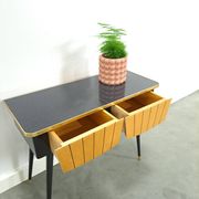 Kastje met formica blad, houten lades en goudkleurige details