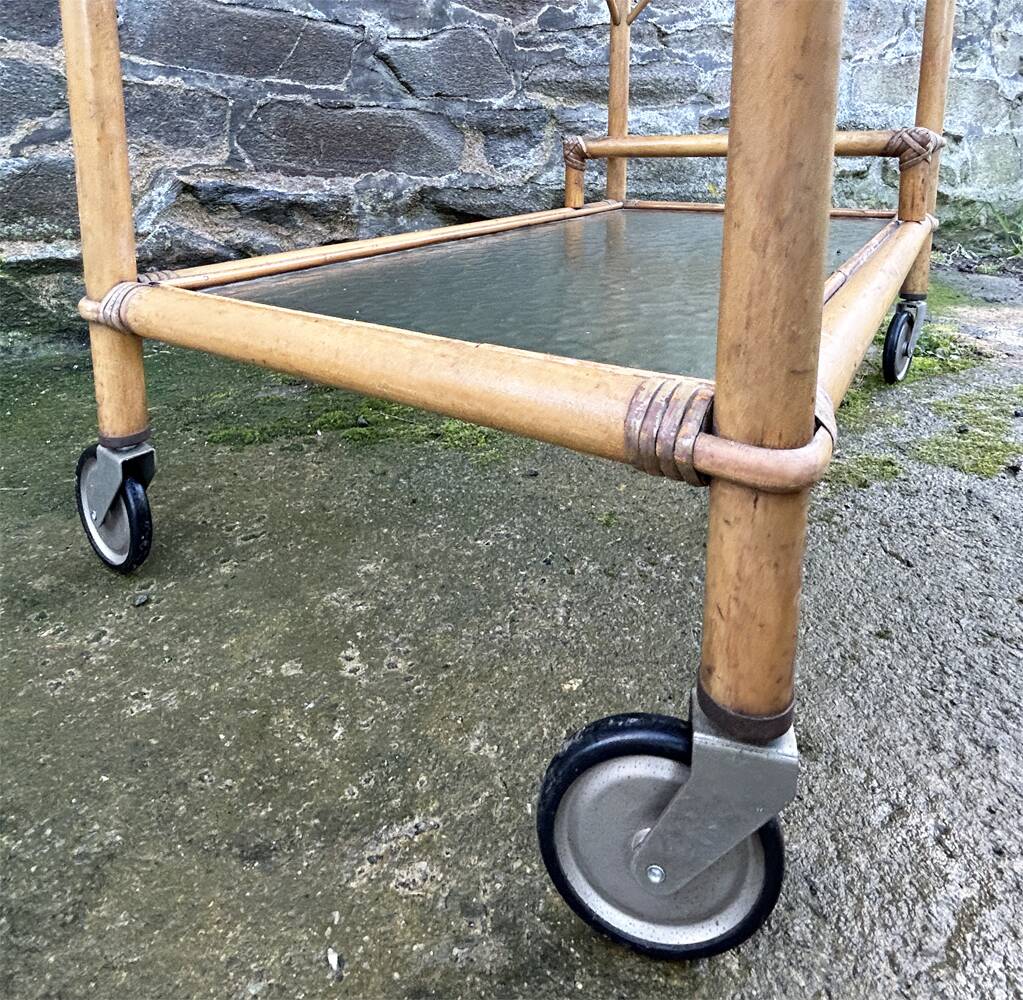 Vintage rolling dessert trolley in rattan, removable tray, Riviera style, 50s-60s.
