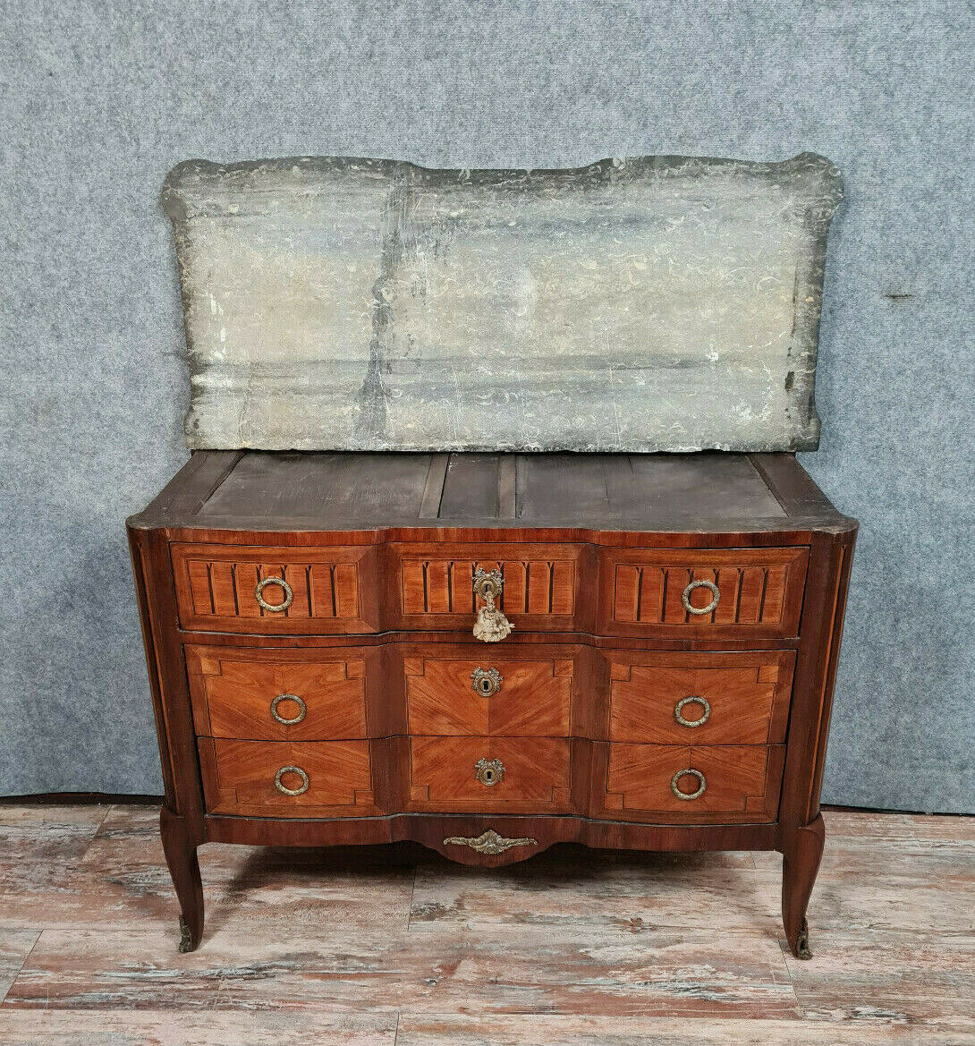 Dresser period Transition to double jump in noble wood marquetry around 1750