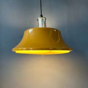 Suspension en métal jaune Mid-Century