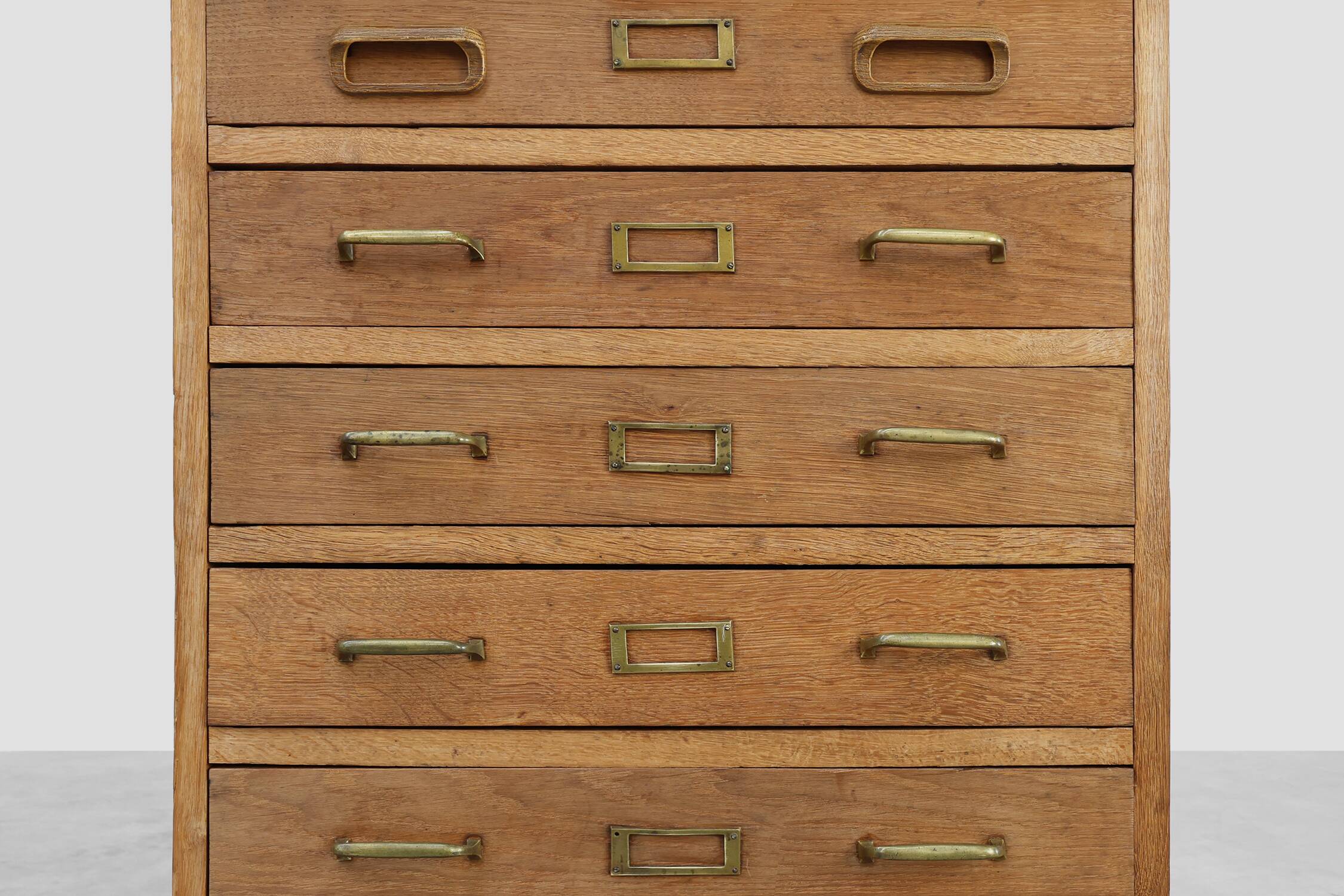 Cabinet de classement en chêne industriel avec poignées en laiton, Royaume-Uni, années 1920