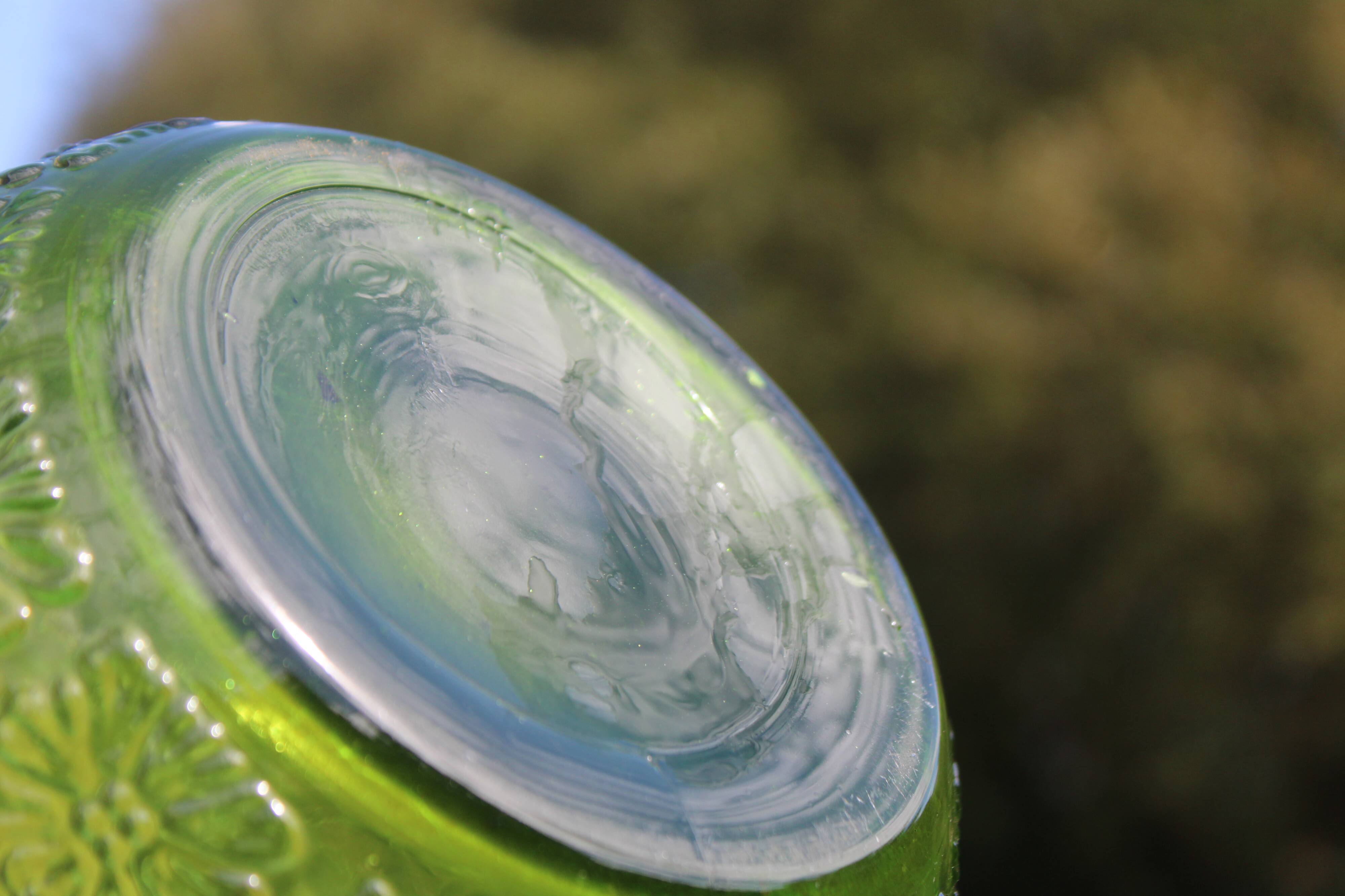 Pichet ancien vintage en verre moulé vert relief fleuri – décoration rétro