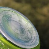 Pichet ancien vintage en verre moulé vert relief fleuri – décoration rétro