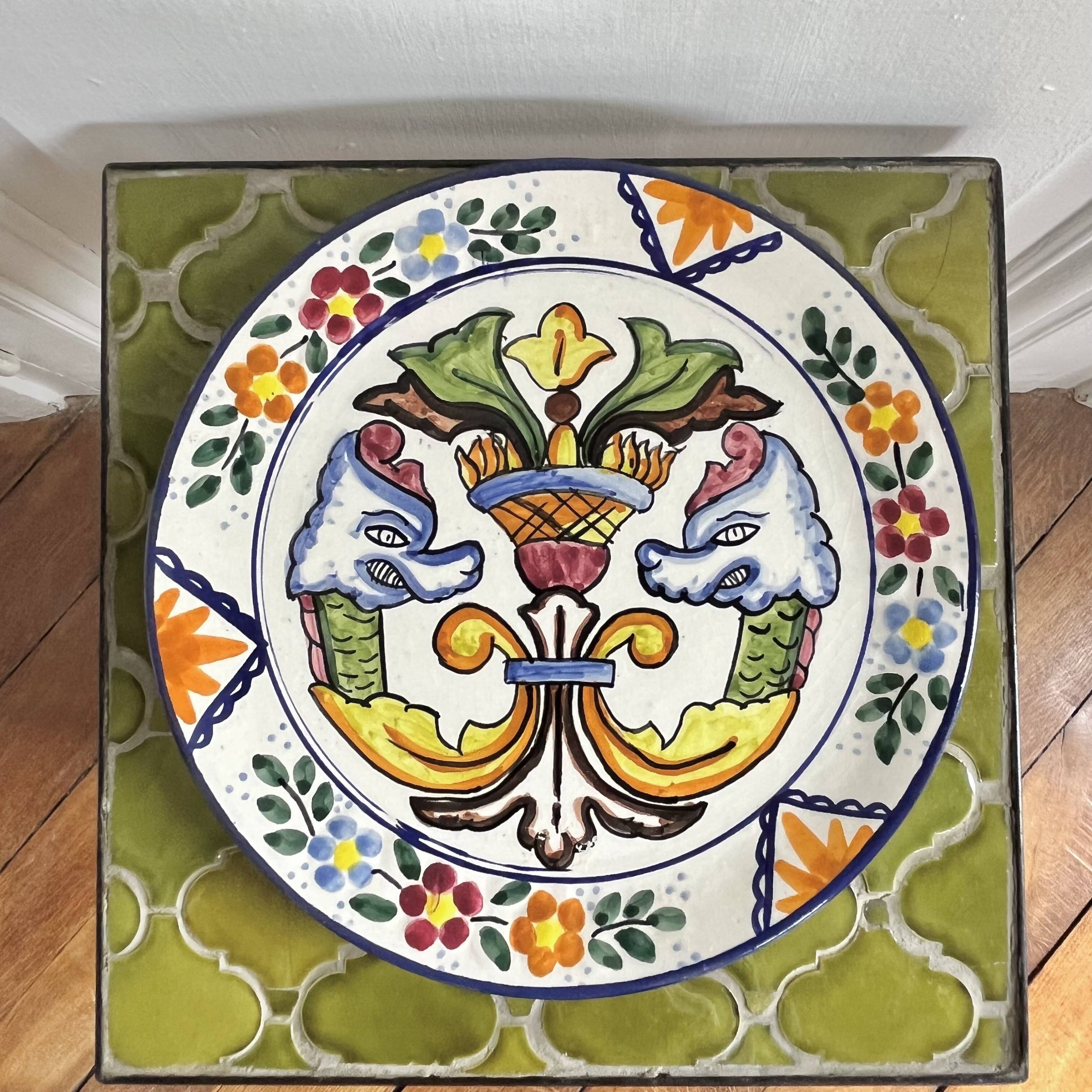 Assiette céramique décorative aux griffons