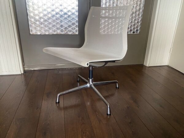 Chaise pivotante EA 107 en chrome et maille d'air par Charles & Ray Eames pour Vitra 2001