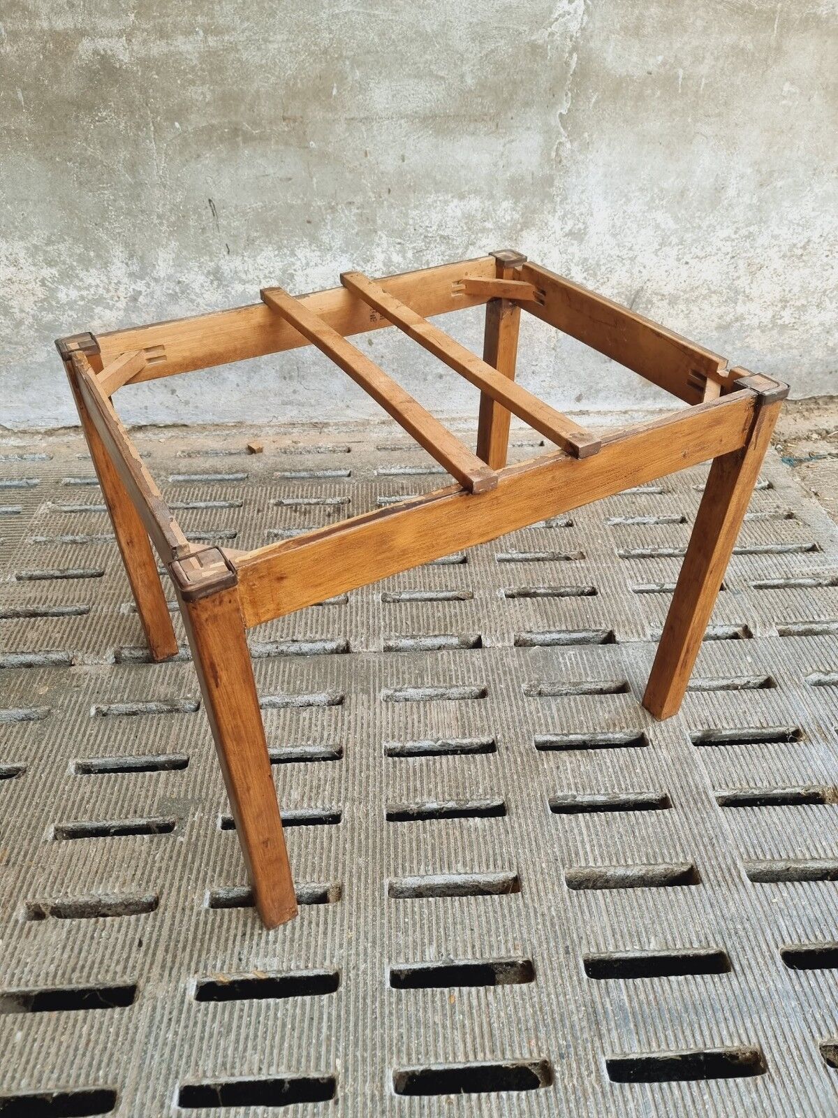 Dining table extendable