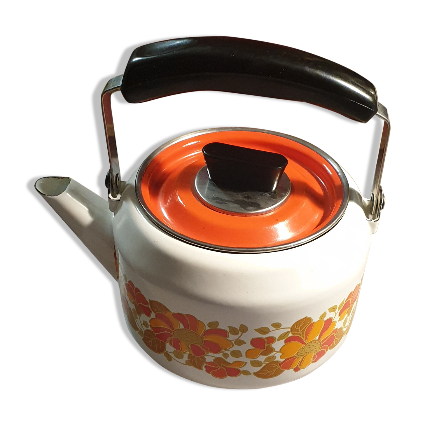 Vintage kettle in enamelled sheet metal