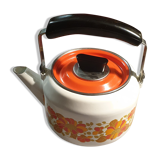 Vintage kettle in enamelled sheet metal