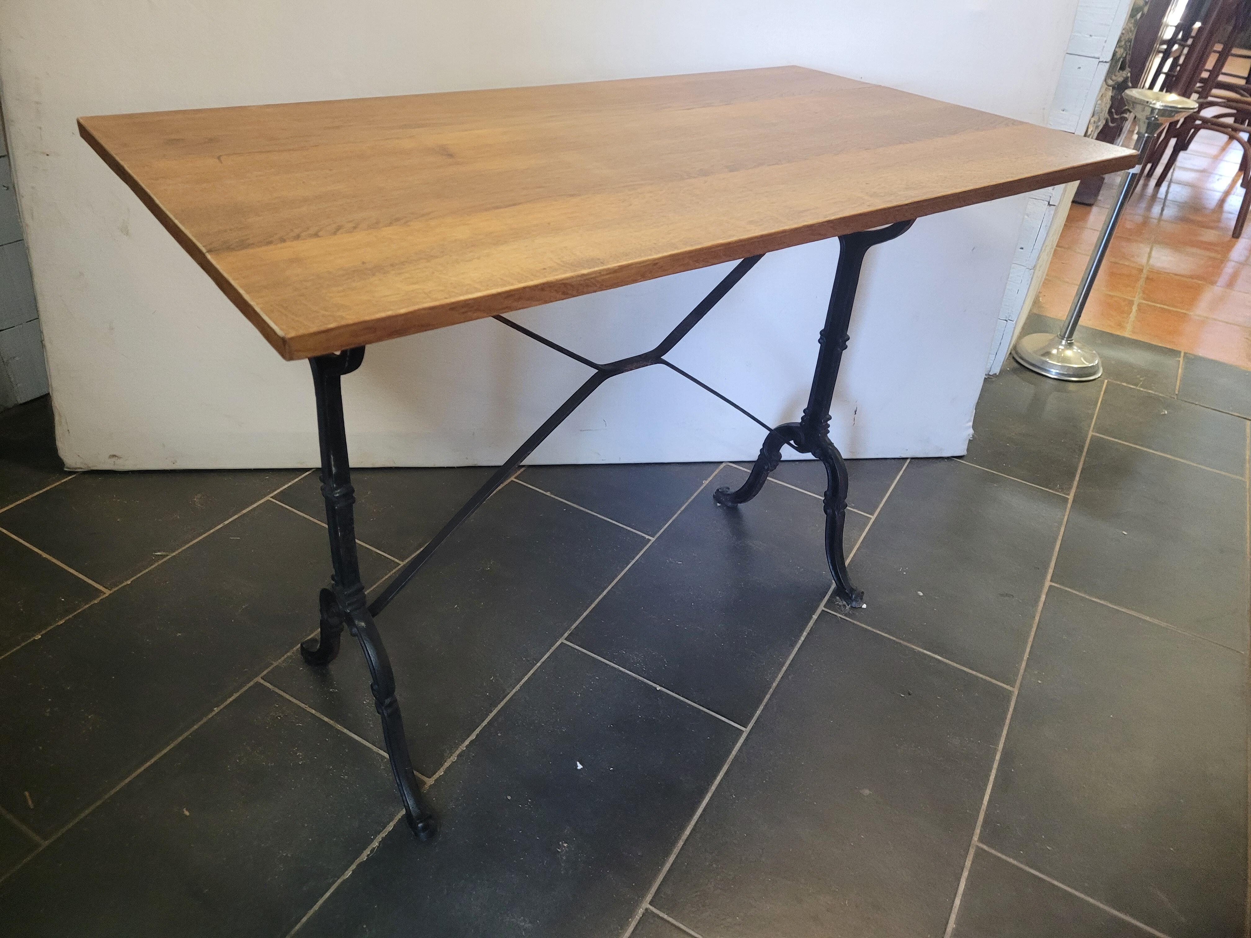 Table bistrot piètement fonte dessus en chêne