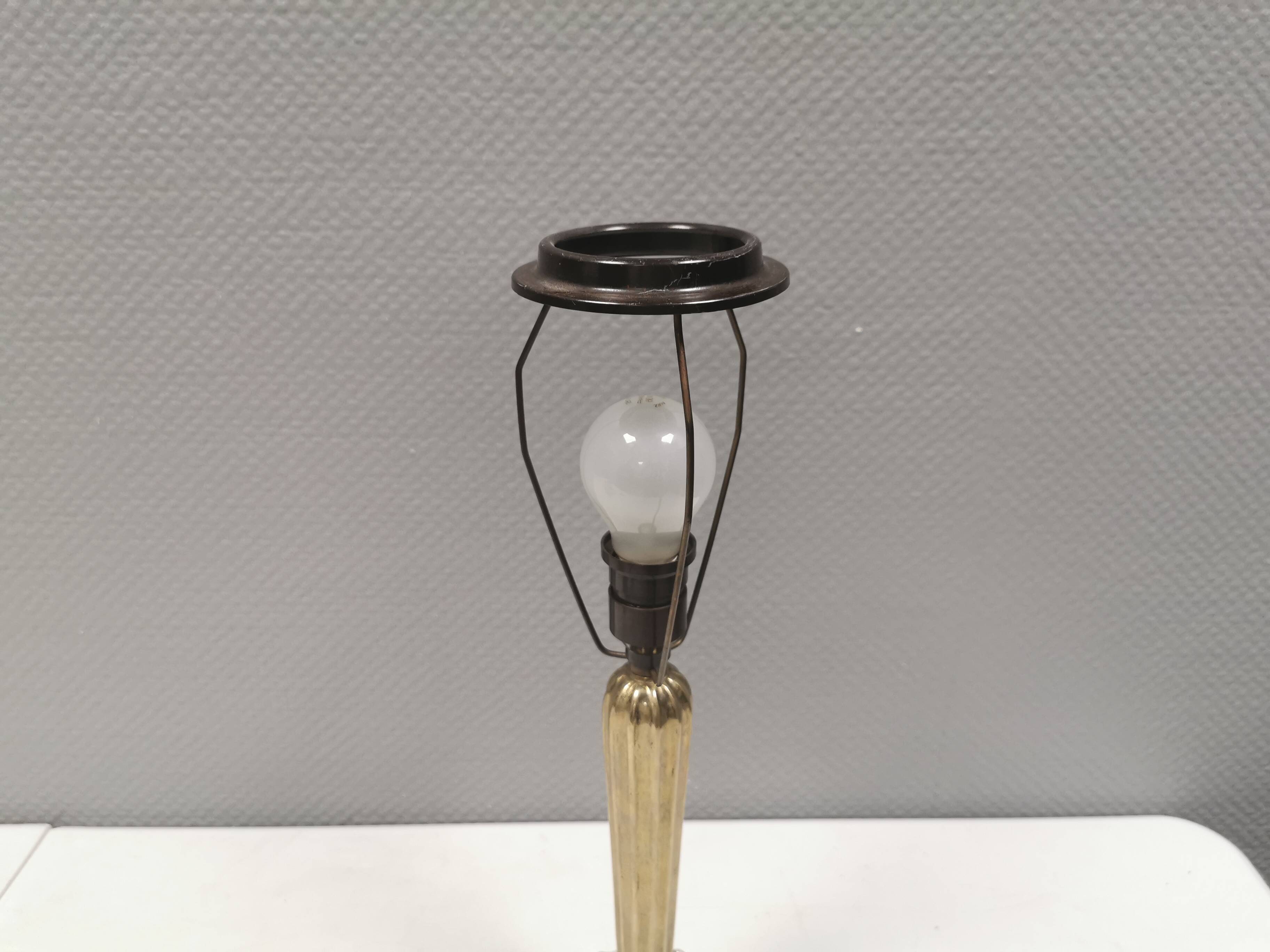Ancienne lampe de table en laiton massif avec douille et support d'abat-jour en bakélite.
