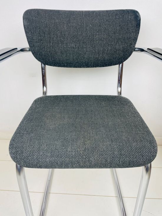 Chaise en porte-à-faux grise