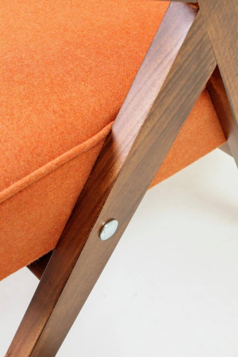 Fauteuil lounge vintage en laine, tissu orange et bois de hêtre
